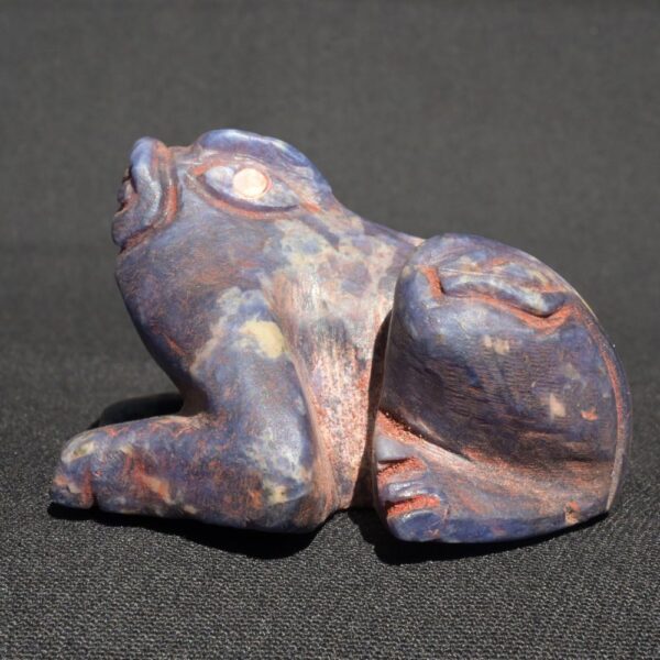 🐸 Inca Ritual Frog in Sodalite with Quartz Veins – Hand-Carved Pre-Columbian Style - Imagen 1