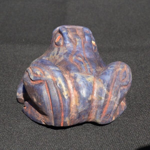 🐸 Inca Ritual Frog in Sodalite with Quartz Veins – Hand-Carved Pre-Columbian Style - Imagen 2