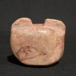🗿 Title:Ancient Chavín Jaguar Head Carving – Quartz-Granite with Green Stone Inlays – Pre-Columbian Ritual Sculpture from Peru - Imagen 5