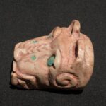 🗿 Title:Ancient Chavín Jaguar Head Carving – Quartz-Granite with Green Stone Inlays – Pre-Columbian Ritual Sculpture from Peru - Imagen 8