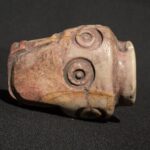 🗿 Title:Pre-Columbian Chavín Jaguar Head Sculpture – Quartz-Granite with Emerald Eye Inlay – Ancient Ritual Artifact from Peru - Imagen 7