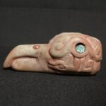 Talla de cabeza de cóndor de Chavín con incrustaciones de cuarcita y turquesa, estilo precolombino - Imagen 2