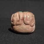 Talla de cabeza de cóndor de Chavín con incrustaciones de cuarcita y turquesa, estilo precolombino - Imagen 3