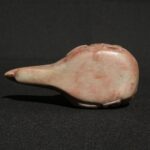 Talla de cabeza de cóndor de Chavín con incrustaciones de cuarcita y turquesa, estilo precolombino - Imagen 7