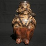 🏷️Chancay Ceramic Bottle 1400g – Hunter with Prey Figurine, Ancient Style Pottery - Imagen 2