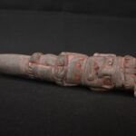 🏷️Condor Ritual Scepter 600g – Granite Stone, Turquoise Eyes, Seated Figure Carving - Imagen 10