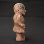 🏷️Alien Figure Paracas Style 1000g – Granite Sculpture with Sodalite & Turquoise Inlay - Imagen 4