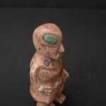 🏷️Alien Figure Paracas Style 1000g – Granite Sculpture with Sodalite & Turquoise Inlay - Imagen 5
