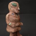 🏷️Alien Figure Paracas Style 1000g – Granite Sculpture with Sodalite & Turquoise Inlay - Imagen 6