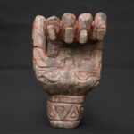 Moche ritual hand sculpture with pre-Columbian mother-of-pearl inlays - Imagen 2