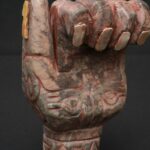 Moche ritual hand sculpture with pre-Columbian mother-of-pearl inlays - Imagen 6