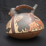 Nazca ceramic bottle with painted anthropomorphic mythical figure - Imagen 2