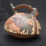 Nazca ceramic bottle with painted anthropomorphic mythical figure - Imagen 4