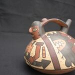 Nazca ceramic bottle with painted anthropomorphic mythical figure - Imagen 7