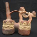 Moche ceramic double-bottle bottle with monkey and human figures - Imagen 3