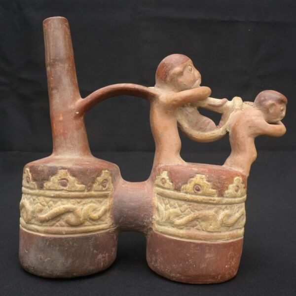 Moche ceramic double-bottle bottle with monkey and human figures - Imagen 3