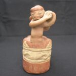 Moche ceramic double-bottle bottle with monkey and human figures - Imagen 4