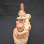 Moche ceramic double-bottle bottle with monkey and human figures - Imagen 5