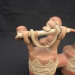 Moche ceramic double-bottle bottle with monkey and human figures - Imagen 7