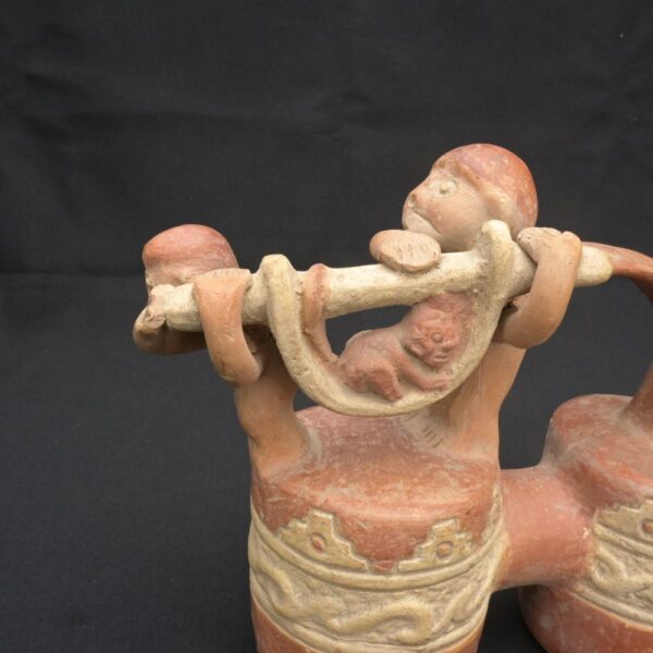 Moche ceramic double-bottle bottle with monkey and human figures - Imagen 7