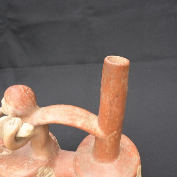 Moche ceramic double-bottle bottle with monkey and human figures - Imagen 8