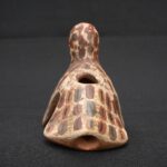 Nazca ceramic bird whistle with painted feather motifs - Imagen 2