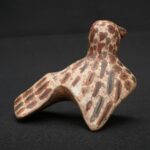 Nazca ceramic bird whistle with painted feather motifs - Imagen 3