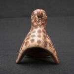 Nazca ceramic bird whistle with painted feather motifs - Imagen 4