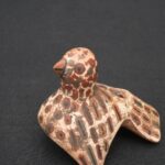 Nazca ceramic bird whistle with painted feather motifs - Imagen 5