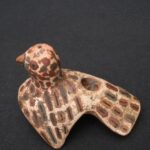 Nazca ceramic bird whistle with painted feather motifs - Imagen 6