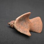 Nazca ceramic bird whistle with painted feather motifs - Imagen 7