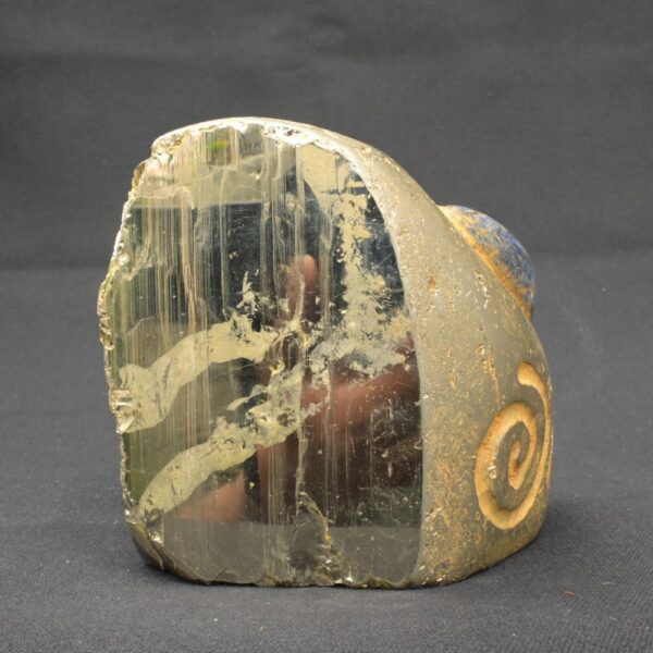 Handcrafted Pyrite Alien Head – Cosmic Reflection and Decor Piece - Imagen 5