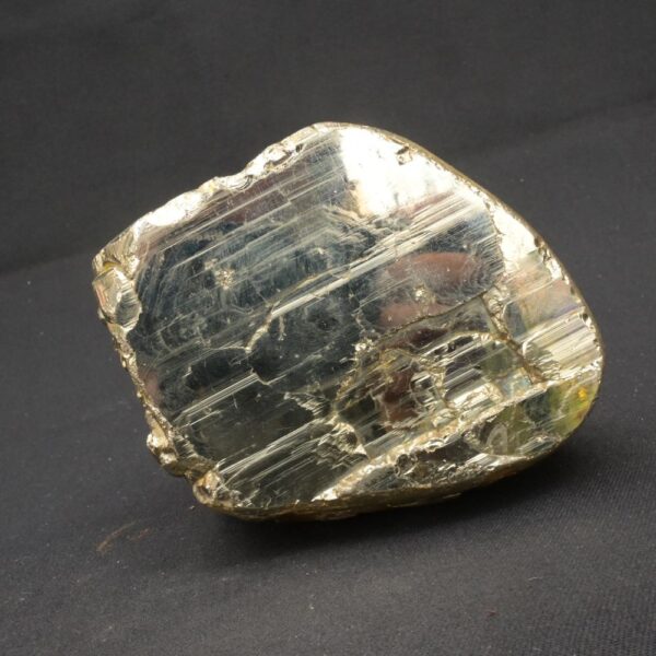 Handcrafted Pyrite Alien Head – Cosmic Reflection and Decor Piece - Imagen 9
