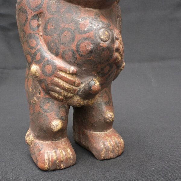 Tiahuanaco Ritual Bottle – Chubby Man with Toad on Back - Imagen 7