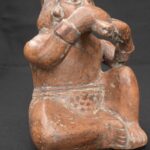 Moche Musician Figurine – Pre-Columbian Ceramic with Antara Flute - Imagen 6