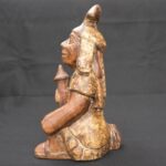 Moche Warrior Figurine – Pre-Columbian Ceramic Ritual Pose - Imagen 2