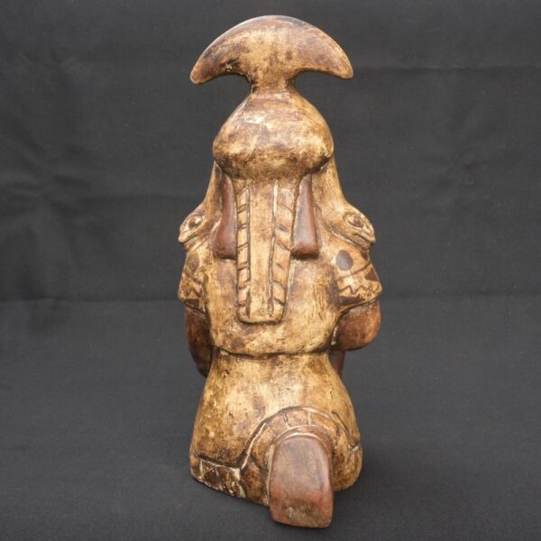Moche Warrior Figurine – Pre-Columbian Ceramic Ritual Pose - Imagen 3