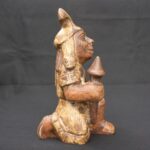 Moche Warrior Figurine – Pre-Columbian Ceramic Ritual Pose - Imagen 4