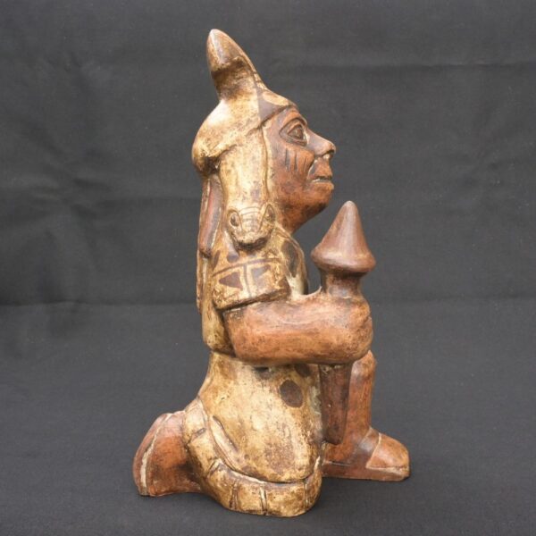 Moche Warrior Figurine – Pre-Columbian Ceramic Ritual Pose - Imagen 4