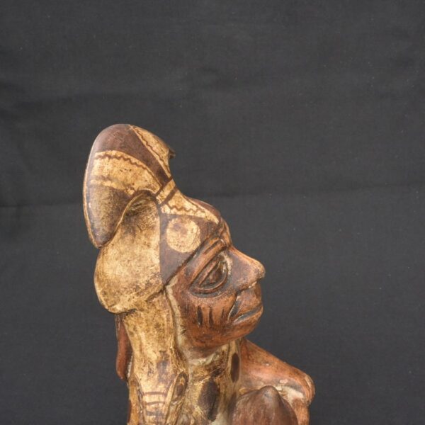 Moche Warrior Figurine – Pre-Columbian Ceramic Ritual Pose - Imagen 5