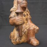 Moche Warrior Figurine – Pre-Columbian Ceramic Ritual Pose - Imagen 7