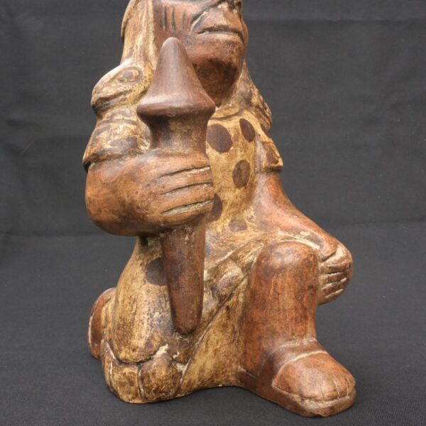 Moche Warrior Figurine – Pre-Columbian Ceramic Ritual Pose - Imagen 7