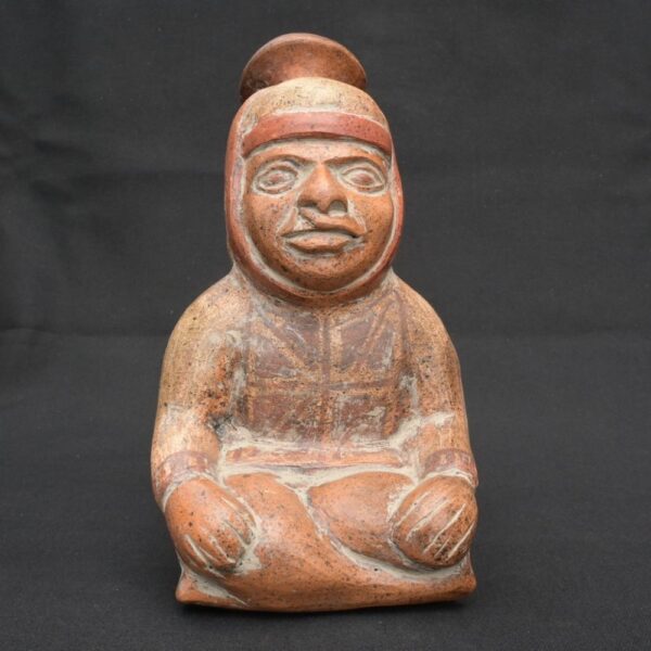 🔷Moche Stirrup Spout Vessel – Seated Man Ritual Pottery, Moche Artifact - Imagen 4