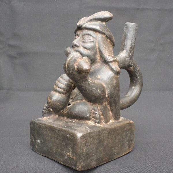 🎶 Moche Musician Figurine – Ceramic Sculpture of a Seated Flute Player - Imagen 1