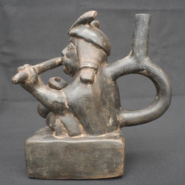 🎶 Moche Musician Figurine – Ceramic Sculpture of a Seated Flute Player - Imagen 2