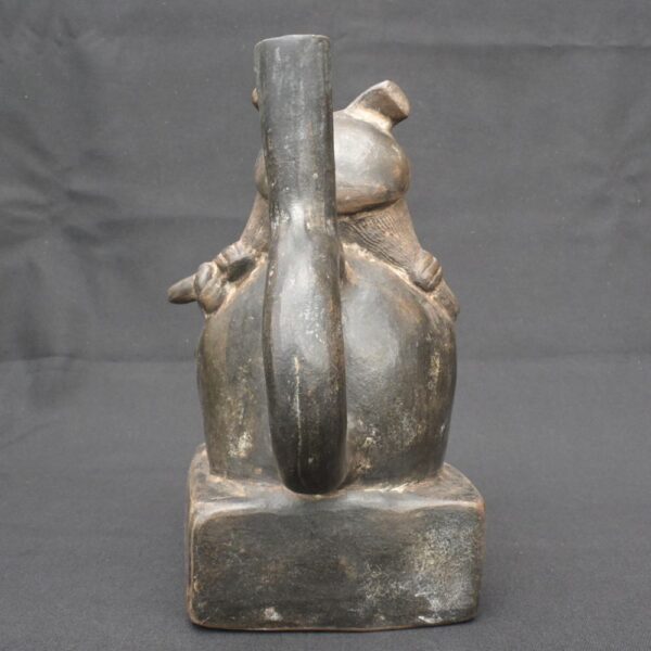 🎶 Moche Musician Figurine – Ceramic Sculpture of a Seated Flute Player - Imagen 3