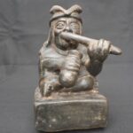 🎶 Moche Musician Figurine – Ceramic Sculpture of a Seated Flute Player - Imagen 5