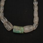 Collar Moche-Chavín de cuarzo con cuenta central verde ceremonial - Imagen 2