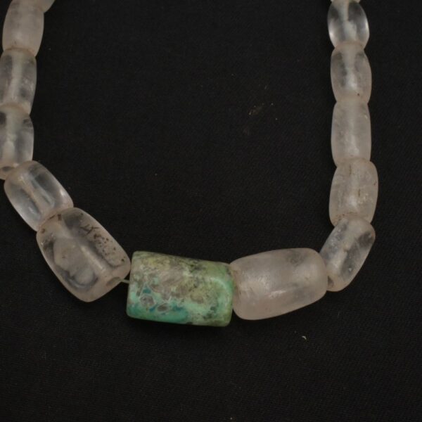 Collar Moche-Chavín de cuarzo con cuenta central verde ceremonial - Imagen 2