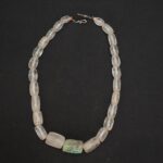 Collar Moche-Chavín de cuarzo con cuenta central verde ceremonial - Imagen 7